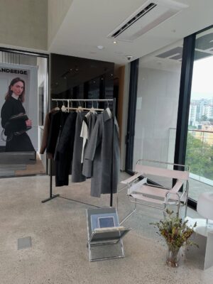 Lee Yo-won Instagram - @__sandbeige__ 
@sandbeige_seoul 
#2025fw #가을 #가을신상 #shopping