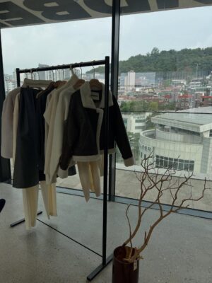 Lee Yo-won Instagram - @__sandbeige__ 
@sandbeige_seoul 
#2025fw #가을 #가을신상 #shopping