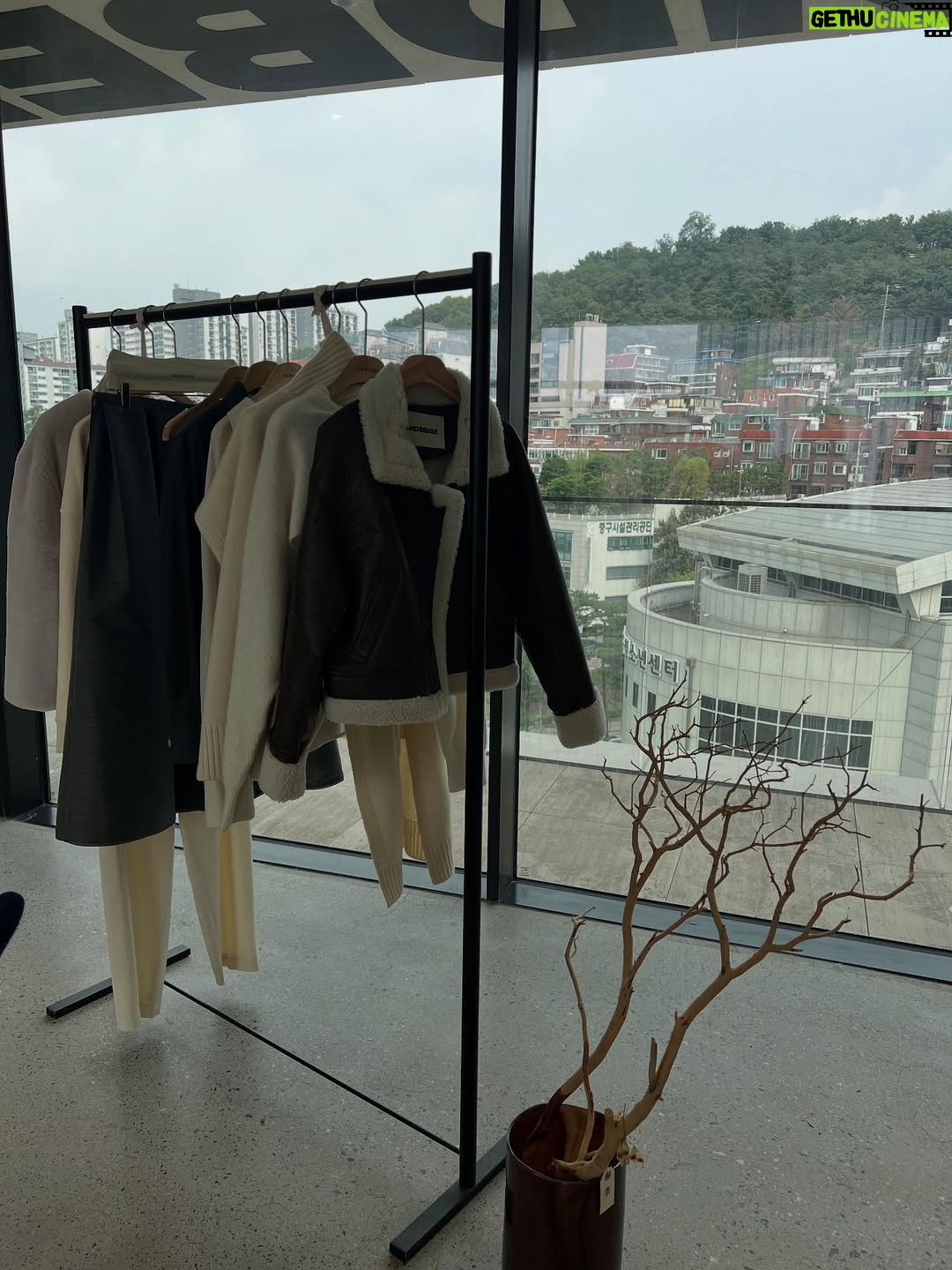 Lee Yo-won - 864 Likes - @__sandbeige__ 
@sandbeige_seoul 
#2025fw #가을 #가을신상 #shopping