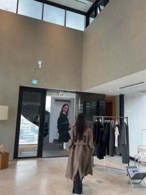 Lee Yo-won Instagram - @__sandbeige__ 
@sandbeige_seoul 
#2025fw #가을 #가을신상 #shopping