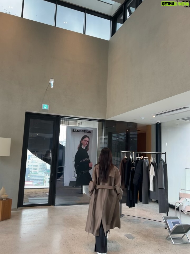 Lee Yo-won - 864 Likes - @__sandbeige__ 
@sandbeige_seoul 
#2025fw #가을 #가을신상 #shopping