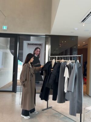 Lee Yo-won Instagram - @__sandbeige__ 
@sandbeige_seoul 
#2025fw #가을 #가을신상 #shopping