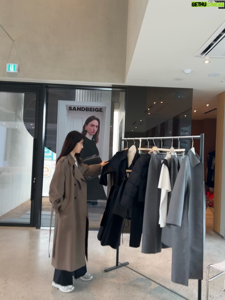 Lee Yo-won - 864 Likes - @__sandbeige__ 
@sandbeige_seoul 
#2025fw #가을 #가을신상 #shopping
