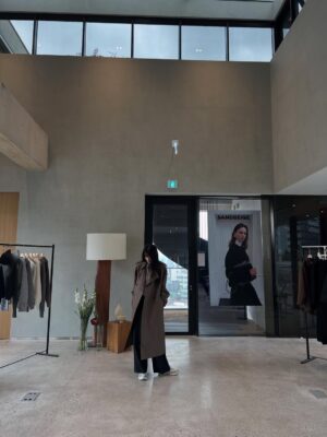 Lee Yo-won Instagram - @__sandbeige__ 
@sandbeige_seoul 
#2025fw #가을 #가을신상 #shopping