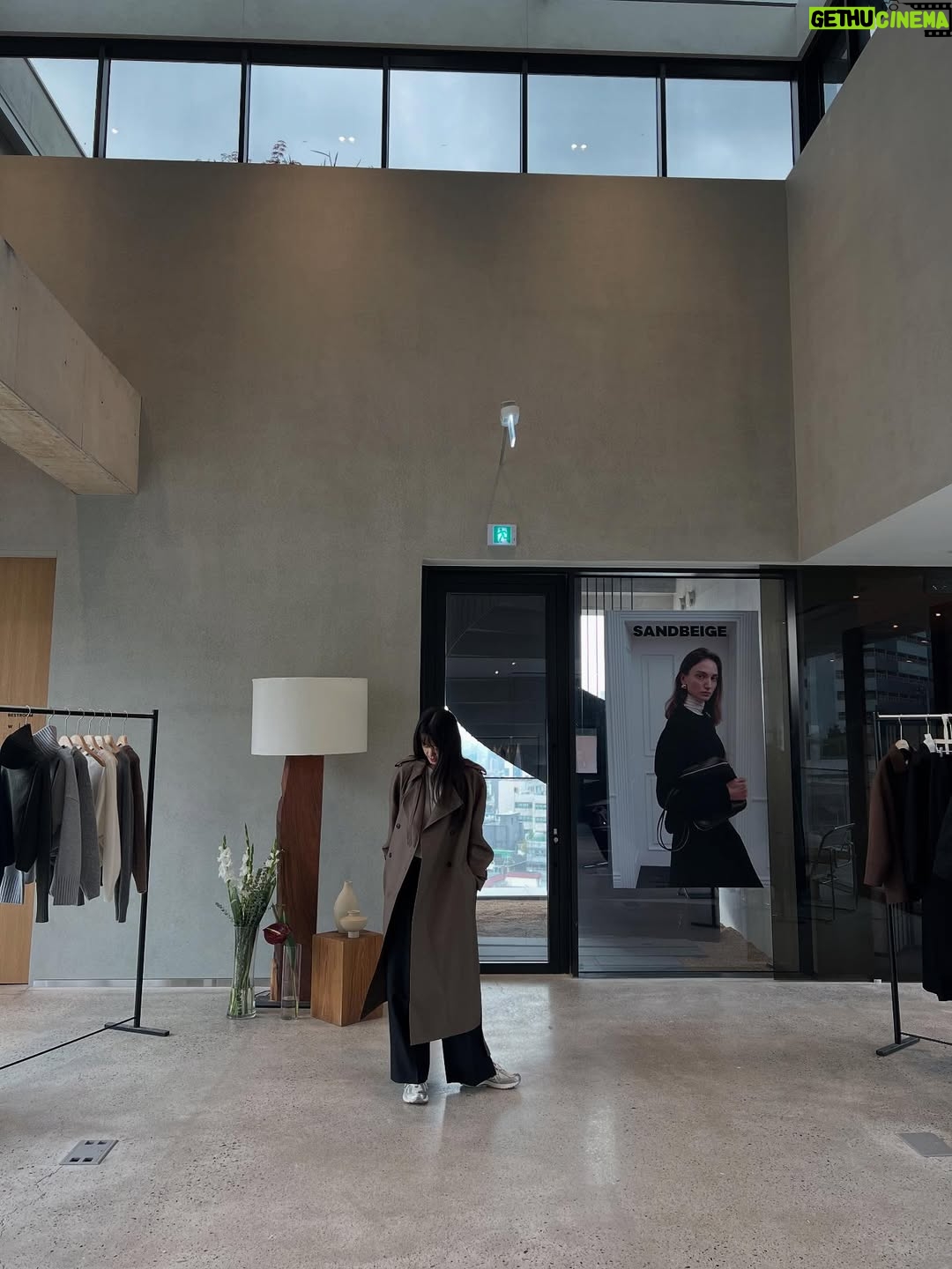 Lee Yo-won - 864 Likes - @__sandbeige__ 
@sandbeige_seoul 
#2025fw #가을 #가을신상 #shopping