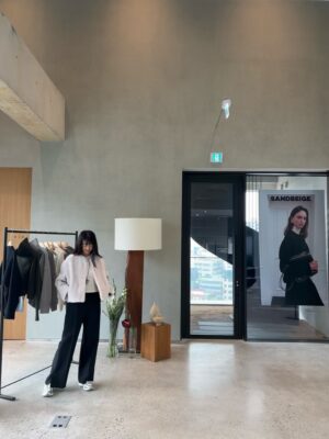 Lee Yo-won Instagram - @__sandbeige__ 
@sandbeige_seoul 
#2025fw #가을 #가을신상 #shopping