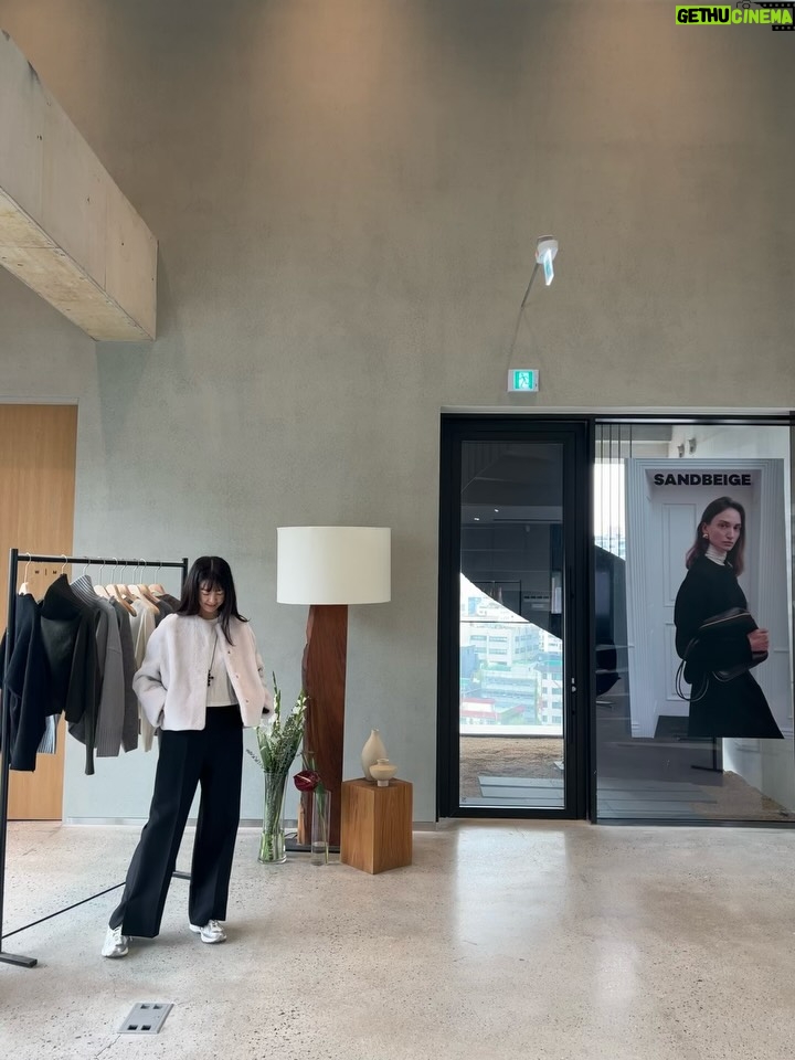 Lee Yo-won - 864 Likes - @__sandbeige__ 
@sandbeige_seoul 
#2025fw #가을 #가을신상 #shopping