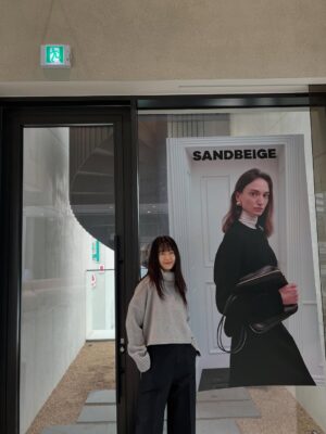 Lee Yo-won Instagram - @__sandbeige__ 
@sandbeige_seoul 
#2025fw #가을 #가을신상 #shopping