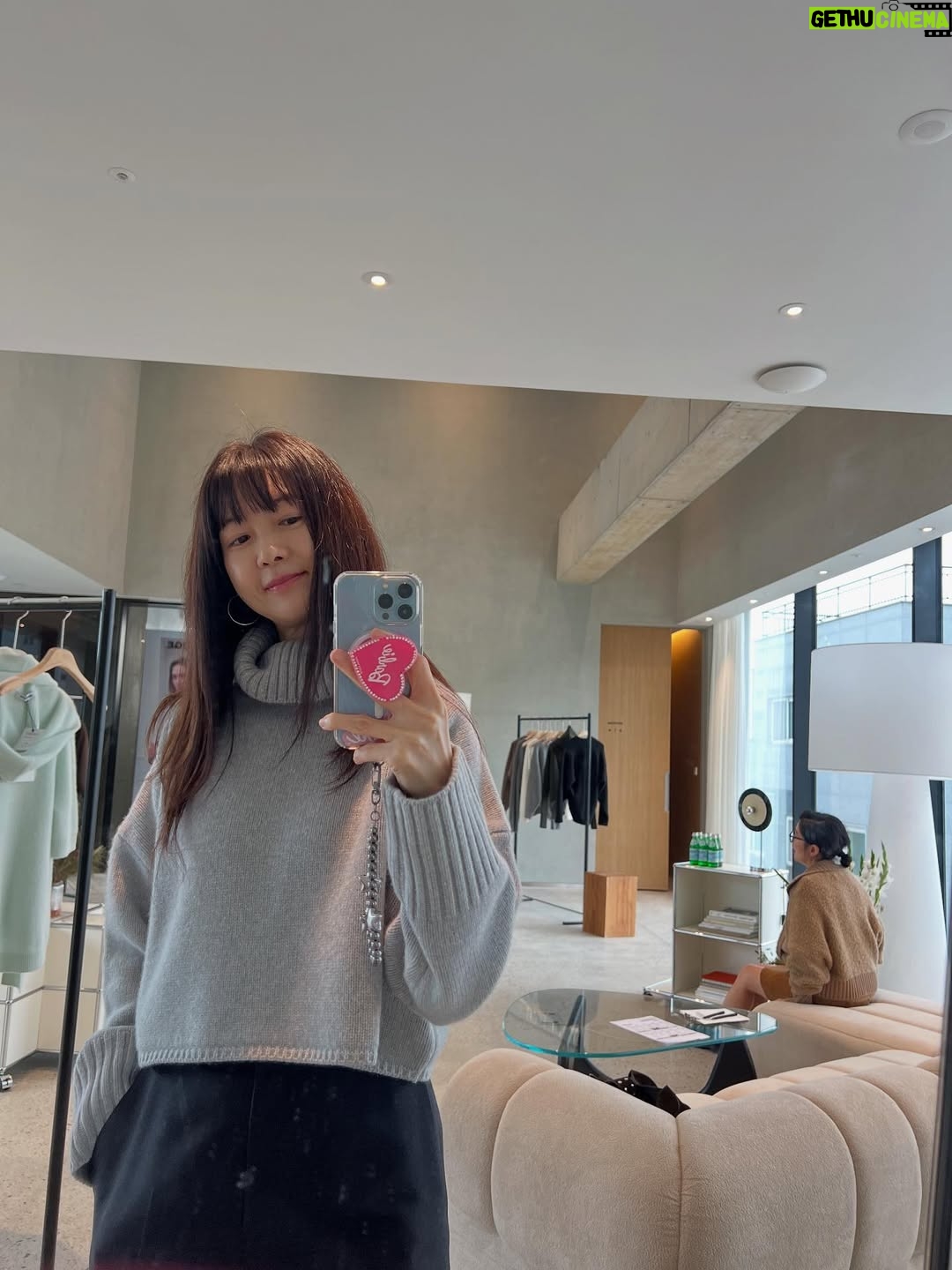 Lee Yo-won - 864 Likes - @__sandbeige__ 
@sandbeige_seoul 
#2025fw #가을 #가을신상 #shopping