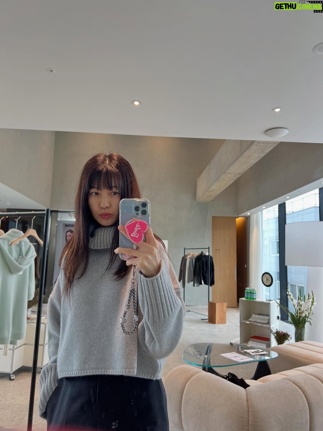 Lee Yo-won - 864 Likes - @__sandbeige__ 
@sandbeige_seoul 
#2025fw #가을 #가을신상 #shopping