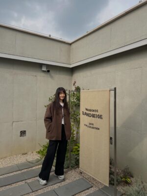 Lee Yo-won Instagram - @__sandbeige__ 
@sandbeige_seoul 
#2025fw #가을 #가을신상 #shopping