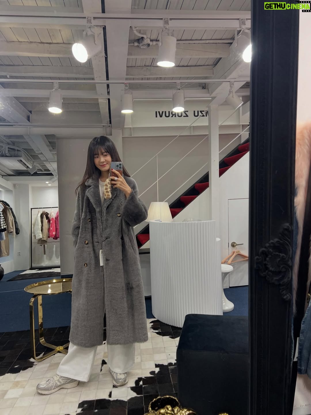 Lee Yo-won - 1.8K Likes - #winter #shopping #wintershopping 🛍️💰