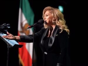 Leila Forouhar Instagram - در این برهه از زمان، ملت ایران هم‌صدا و در کنار یکدیگر، خواسته‌های خود را فریاد می‌زنند و در بزنگاه تاریخ ثابت می‌کنند که پاسدار ایران خواهند بود. آن‌ها خود تصمیم می‌گیرند و این نشان از آگاهی و بلوغ جمعی‌شان دارد؛ مردمی که در کف خیابان، در برابر ظلم و بی‌کفایتی ایستاده‌اند و امیدهای ما را به باور بدل کرده‌اند.
به امید و باور پیروزی نور بر تاریکی، به دست ملت ایران ✌️🌹🙏#لیلافروهر #پیروزی #آزادی#شاهزاده #جاویدشاه