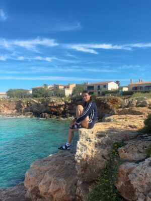 Leila Khan Instagram - There’s nothing cool about the way I jumped but I’m terrified of heights and facing your fears is for the coolest of kids 

Side notes: 
• travel chess is the best purchase I’ve made all year 
• Spain is awesome 
• fish look like aliens