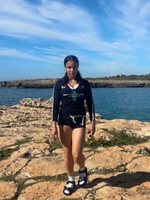 Leila Khan Instagram - There’s nothing cool about the way I jumped but I’m terrified of heights and facing your fears is for the coolest of kids 

Side notes: 
• travel chess is the best purchase I’ve made all year 
• Spain is awesome 
• fish look like aliens