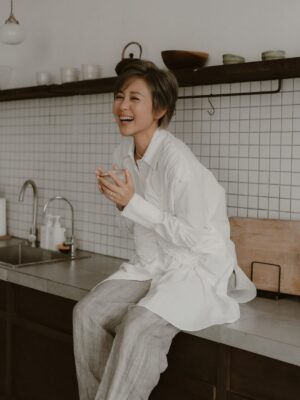 Leila Tong Instagram - 與其討好人，做別人喜歡的自己，不如討好自己，活成自己喜歡的模樣🌿

Photographer @gavinyim.photo
Makeup @debbylmakeup 
Stylist @soulyou_style @_scatherineso 
Jewellery @sia.jewelry 
Venue @thecorebase