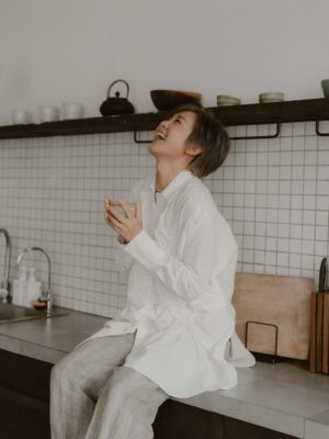 Leila Tong Instagram - 與其討好人，做別人喜歡的自己，不如討好自己，活成自己喜歡的模樣🌿

Photographer @gavinyim.photo
Makeup @debbylmakeup 
Stylist @soulyou_style @_scatherineso 
Jewellery @sia.jewelry 
Venue @thecorebase