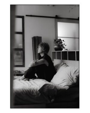 Leila Tong Instagram - 這是一場夢嗎？ 
當年隔著電視屏幕欣賞的妳 — 唐寧
許多年後的今天 出現在我鏡頭裡的妳 — 江麗娜。
.
細看妳的面容 那微彎的雙眸藏著歲月裡不饒的光芒
總是上揚的唇角 是散發予心底那柔軟且溫暖的普照
人生中有裂縫時不可逢 容許光 用它的方式滲進心底
照耀了別人的同時 也照亮了自己 
.
闊別了那年1986的紅豆 
或許從《縱橫四海》的開端 並是意味著人生中的契機 
有時 我們也要容許自己重新啟程的時候 
將歷練化作養份 從五味人生中編織
與過去及對將來的憧憬 譜出屬於江麗娜的人生。
/
Photographer @gavinyim.photo 
Makeup @debbylmakeup 
Stylist @soulyou_style @_scatherineso 
Jewellery @sia.jewelry 
She @leilakong1205 
Venue @thecorebase