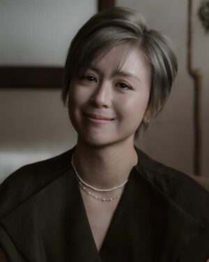 Leila Tong Instagram - 這是一場夢嗎？ 
當年隔著電視屏幕欣賞的妳 — 唐寧
許多年後的今天 出現在我鏡頭裡的妳 — 江麗娜。
.
細看妳的面容 那微彎的雙眸藏著歲月裡不饒的光芒
總是上揚的唇角 是散發予心底那柔軟且溫暖的普照
人生中有裂縫時不可逢 容許光 用它的方式滲進心底
照耀了別人的同時 也照亮了自己 
.
闊別了那年1986的紅豆 
或許從《縱橫四海》的開端 並是意味著人生中的契機 
有時 我們也要容許自己重新啟程的時候 
將歷練化作養份 從五味人生中編織
與過去及對將來的憧憬 譜出屬於江麗娜的人生。
/
Photographer @gavinyim.photo 
Makeup @debbylmakeup 
Stylist @soulyou_style @_scatherineso 
Jewellery @sia.jewelry 
She @leilakong1205 
Venue @thecorebase