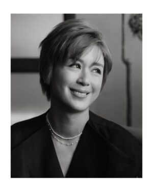Leila Tong Instagram - 這是一場夢嗎？ 
當年隔著電視屏幕欣賞的妳 — 唐寧
許多年後的今天 出現在我鏡頭裡的妳 — 江麗娜。
.
細看妳的面容 那微彎的雙眸藏著歲月裡不饒的光芒
總是上揚的唇角 是散發予心底那柔軟且溫暖的普照
人生中有裂縫時不可逢 容許光 用它的方式滲進心底
照耀了別人的同時 也照亮了自己 
.
闊別了那年1986的紅豆 
或許從《縱橫四海》的開端 並是意味著人生中的契機 
有時 我們也要容許自己重新啟程的時候 
將歷練化作養份 從五味人生中編織
與過去及對將來的憧憬 譜出屬於江麗娜的人生。
/
Photographer @gavinyim.photo 
Makeup @debbylmakeup 
Stylist @soulyou_style @_scatherineso 
Jewellery @sia.jewelry 
She @leilakong1205 
Venue @thecorebase