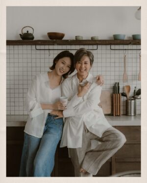 Leila Tong Instagram - .
友誼的定格，
不止於數位相機下快門的一瞬。
那明媚如暖陽，笑聲如風，
每一張照片，都是故事的延續。
在時間的流轉中， 
這份情誼，更顯珍重。
/
Photographer @gavinyim.photo 
Makeup @debbylmakeup 
Stylist @soulyou_style @_scatherineso 
Jewellery @sia.jewelry 
Muse @jomanchiang @leilakong1205 
Venue @thecorebase
