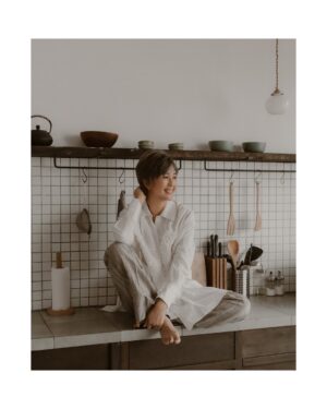 Leila Tong Instagram - .
友誼的定格，
不止於數位相機下快門的一瞬。
那明媚如暖陽，笑聲如風，
每一張照片，都是故事的延續。
在時間的流轉中， 
這份情誼，更顯珍重。
/
Photographer @gavinyim.photo 
Makeup @debbylmakeup 
Stylist @soulyou_style @_scatherineso 
Jewellery @sia.jewelry 
Muse @jomanchiang @leilakong1205 
Venue @thecorebase