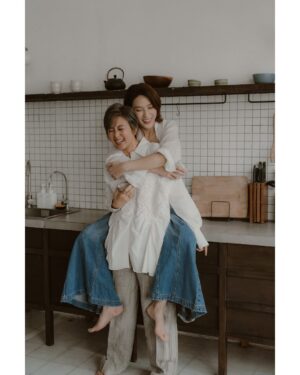 Leila Tong Instagram - .
友誼的定格，
不止於數位相機下快門的一瞬。
那明媚如暖陽，笑聲如風，
每一張照片，都是故事的延續。
在時間的流轉中， 
這份情誼，更顯珍重。
/
Photographer @gavinyim.photo 
Makeup @debbylmakeup 
Stylist @soulyou_style @_scatherineso 
Jewellery @sia.jewelry 
Muse @jomanchiang @leilakong1205 
Venue @thecorebase