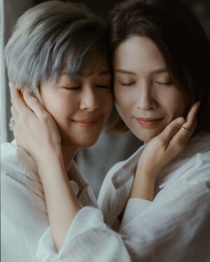 Leila Tong Instagram - .
友誼的定格，
不止於數位相機下快門的一瞬。
那明媚如暖陽，笑聲如風，
每一張照片，都是故事的延續。
在時間的流轉中， 
這份情誼，更顯珍重。
/
Photographer @gavinyim.photo 
Makeup @debbylmakeup 
Stylist @soulyou_style @_scatherineso 
Jewellery @sia.jewelry 
Muse @jomanchiang @leilakong1205 
Venue @thecorebase