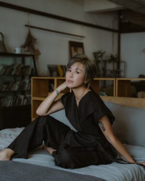 Leila Tong Instagram - 這是一場夢嗎？ 
當年隔著電視屏幕欣賞的妳 — 唐寧
許多年後的今天 出現在我鏡頭裡的妳 — 江麗娜。
.
細看妳的面容 那微彎的雙眸藏著歲月裡不饒的光芒
總是上揚的唇角 是散發予心底那柔軟且溫暖的普照
人生中有裂縫時不可逢 容許光 用它的方式滲進心底
照耀了別人的同時 也照亮了自己 
.
闊別了那年1986的紅豆 
或許從《縱橫四海》的開端 並是意味著人生中的契機 
有時 我們也要容許自己重新啟程的時候 
將歷練化作養份 從五味人生中編織
與過去及對將來的憧憬 譜出屬於江麗娜的人生。
/
Photographer @gavinyim.photo 
Makeup @debbylmakeup 
Stylist @soulyou_style @_scatherineso 
Jewellery @sia.jewelry 
She @leilakong1205 
Venue @thecorebase