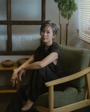 Leila Tong Instagram - 這是一場夢嗎？ 
當年隔著電視屏幕欣賞的妳 — 唐寧
許多年後的今天 出現在我鏡頭裡的妳 — 江麗娜。
.
細看妳的面容 那微彎的雙眸藏著歲月裡不饒的光芒
總是上揚的唇角 是散發予心底那柔軟且溫暖的普照
人生中有裂縫時不可逢 容許光 用它的方式滲進心底
照耀了別人的同時 也照亮了自己 
.
闊別了那年1986的紅豆 
或許從《縱橫四海》的開端 並是意味著人生中的契機 
有時 我們也要容許自己重新啟程的時候 
將歷練化作養份 從五味人生中編織
與過去及對將來的憧憬 譜出屬於江麗娜的人生。
/
Photographer @gavinyim.photo 
Makeup @debbylmakeup 
Stylist @soulyou_style @_scatherineso 
Jewellery @sia.jewelry 
She @leilakong1205 
Venue @thecorebase