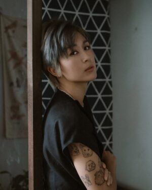 Leila Tong Instagram - 這是一場夢嗎？ 
當年隔著電視屏幕欣賞的妳 — 唐寧
許多年後的今天 出現在我鏡頭裡的妳 — 江麗娜。
.
細看妳的面容 那微彎的雙眸藏著歲月裡不饒的光芒
總是上揚的唇角 是散發予心底那柔軟且溫暖的普照
人生中有裂縫時不可逢 容許光 用它的方式滲進心底
照耀了別人的同時 也照亮了自己 
.
闊別了那年1986的紅豆 
或許從《縱橫四海》的開端 並是意味著人生中的契機 
有時 我們也要容許自己重新啟程的時候 
將歷練化作養份 從五味人生中編織
與過去及對將來的憧憬 譜出屬於江麗娜的人生。
/
Photographer @gavinyim.photo 
Makeup @debbylmakeup 
Stylist @soulyou_style @_scatherineso 
Jewellery @sia.jewelry 
She @leilakong1205 
Venue @thecorebase