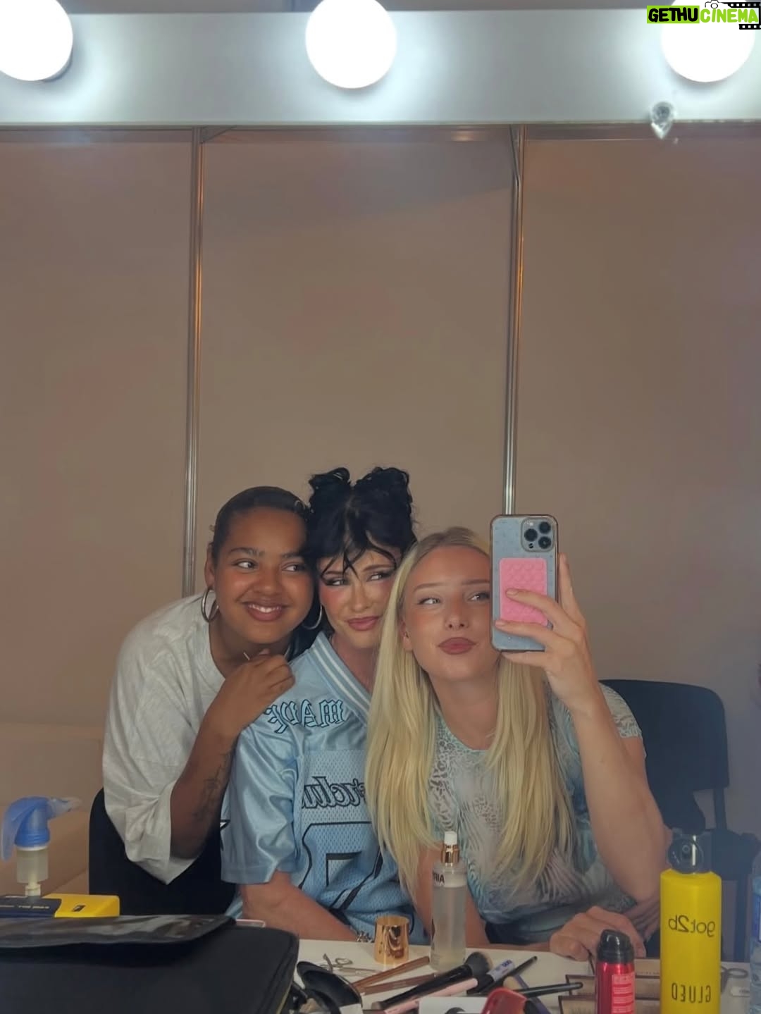 Lene Nystrøm - 1.2K Likes - 2025 aqua glam recap !!

makeup and hair by sigu