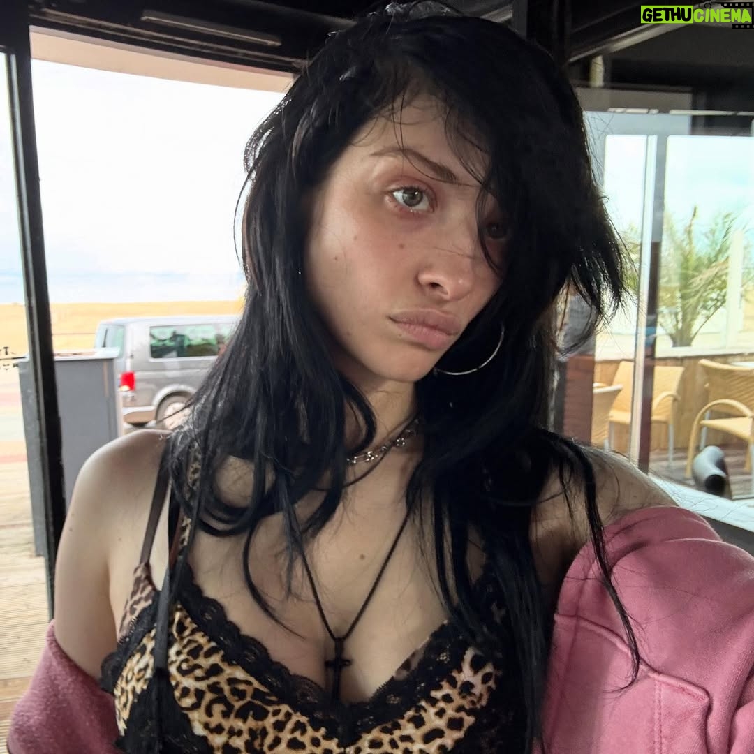 Lera Abova - 23.5K Likes - wer zu viele erinnerungen mit sich trägt, lässt keinen platz für träume,du opfer