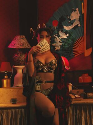 Leslie Shaw Instagram - Diseño de vestuario y styling para el videoclip Tanto amarnos Tanto de La Barbie de la Cumbia @leslieshaw junto a @armonia10oficial ❤️🔥🫰🏻