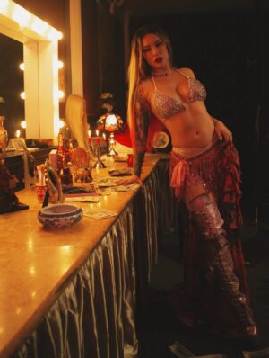 Leslie Shaw Instagram - Esperando con ansias el álbum @haynivelesdeluxe ✨🎶💕🦸🏼♀️💿 pero ya escucharon esta joyita que será parte de el ? TANTO AMARNOS TANTO 🇵🇪🙋🏻♂️🎶 junto a mis compadres @armonia10oficial !!! En el videoclip @xiomykanashiro mi musa ✨🇯🇵🎎🎌📿