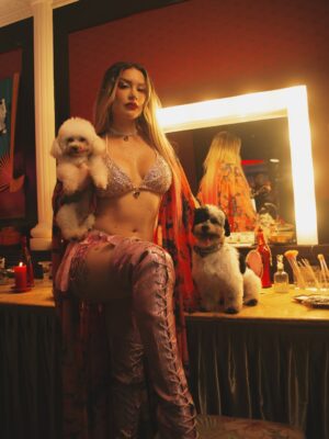 Leslie Shaw Instagram - Esperando con ansias el álbum @haynivelesdeluxe ✨🎶💕🦸🏼♀️💿 pero ya escucharon esta joyita que será parte de el ? TANTO AMARNOS TANTO 🇵🇪🙋🏻♂️🎶 junto a mis compadres @armonia10oficial !!! En el videoclip @xiomykanashiro mi musa ✨🇯🇵🎎🎌📿