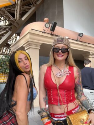 Leslie Shaw Instagram - Angurrienciando en las Vegas y van solo dos días uuuu 💕🦸🏼♀️✨🎸 ! Que se mueran de envidia las envidiosas ! 🫶🏻
Mis amigas son las drags de @rupaulsdragrace PODRÁS ???? JAMÁS ! 🤣🫶🏻