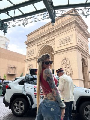 Leslie Shaw Instagram - Angurrienciando en las Vegas y van solo dos días uuuu 💕🦸🏼♀️✨🎸 ! Que se mueran de envidia las envidiosas ! 🫶🏻
Mis amigas son las drags de @rupaulsdragrace PODRÁS ???? JAMÁS ! 🤣🫶🏻