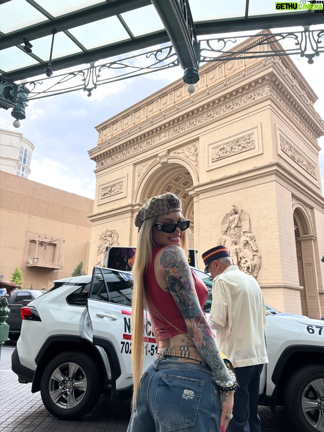 Leslie Shaw - 5.8K Likes - Angurrienciando en las Vegas y van solo dos días uuuu 💕🦸🏼‍♀️✨🎸 ! Que se mueran de envidia las envidiosas ! 🫶🏻
Mis amigas son las drags de @rupaulsdragrace PODRÁS ???? JAMÁS ! 🤣🫶🏻