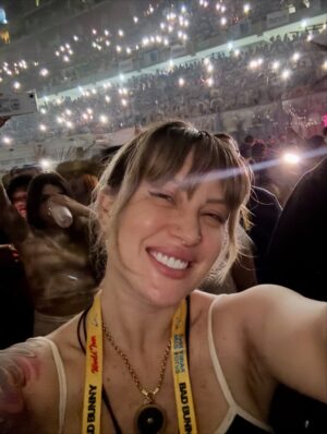 Leslie Shaw Instagram - Hoy fui a ver al conejo malo ✨🎶🐰 eh eh eh eh ! Chúpate esa envidiosa lalalalalala !!!