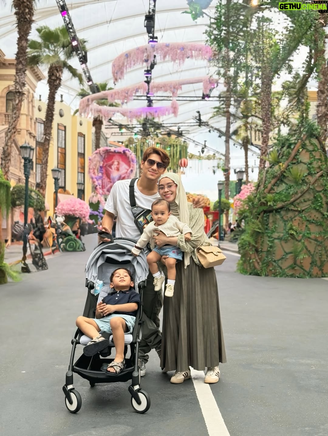 Lesti Kejora - 629.2K Likes - Terakhir  kesini abang masih belum bisa jalan, sekarang abang uda bisa bawa adik LESHIA sama adik UTUN nya kesini lagi🤍 

#AllahummaBaarik