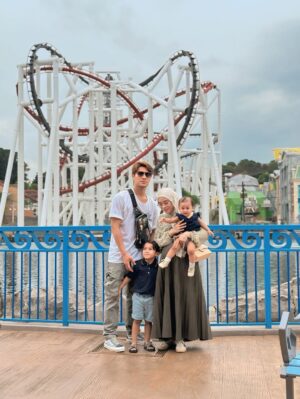 Lesti Kejora Instagram - Terakhir kesini abang masih belum bisa jalan, sekarang abang uda bisa bawa adik LESHIA sama adik UTUN nya kesini lagiš¤
#AllahummaBaarik