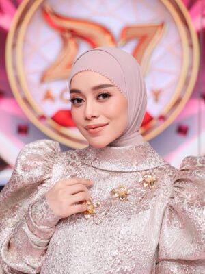 Lesti Kejora Instagram - Jangan lupa saksikan DangdutAcademy malam ini @indosiar
@erniaredberry
@redberrywedding