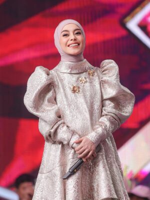 Lesti Kejora Instagram - Jangan lupa saksikan DangdutAcademy malam ini @indosiar
@erniaredberry
@redberrywedding