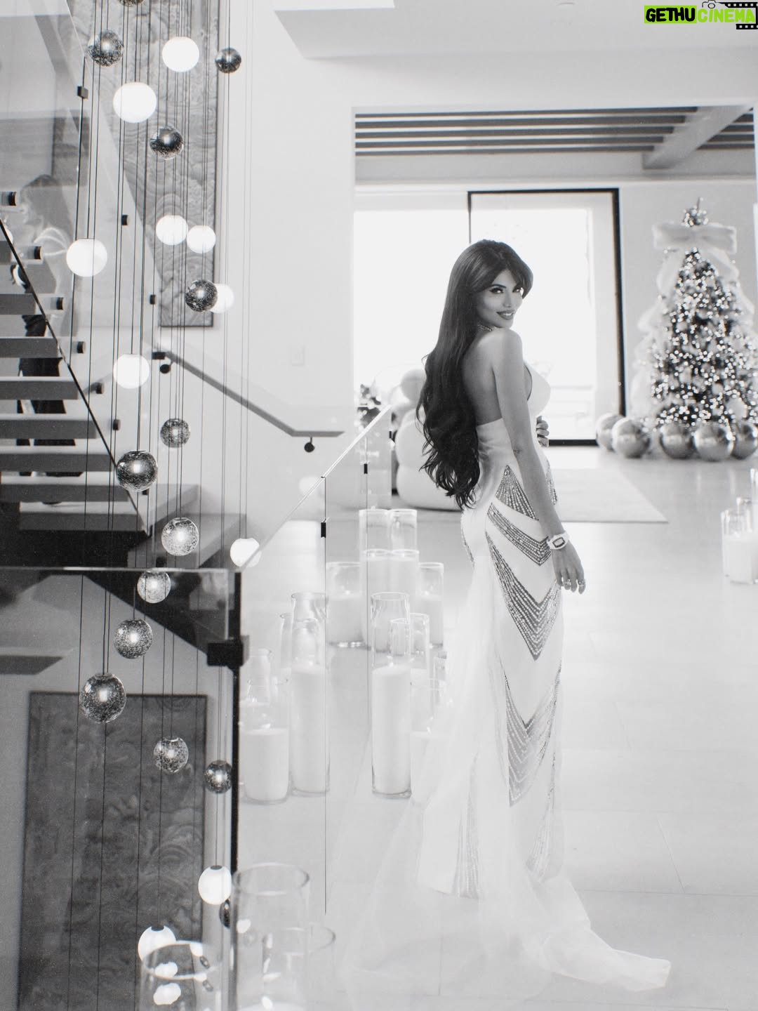Leyla Milani - 26K Likes - That Christmas glow ✨✨✨