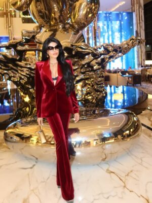 Leyla Milani Instagram - December to remember 🇫🇷 🫶🏼 🇦🇪 Which look was your fave?