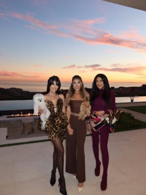 Leyla Milani Instagram - Heart & tummy was full. Happy Thanksgiving, everyone. Special thanks to my incredibly talented caterer @eclate_events who went above & beyond. Gorgeous tablescape by @fancy_tables florals by the one & only @_ayflowers_ and beautiful candles by @flamesbysabrina