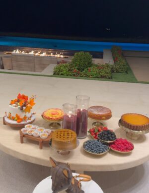 Leyla Milani Instagram - Heart & tummy was full. Happy Thanksgiving, everyone. Special thanks to my incredibly talented caterer @eclate_events who went above & beyond. Gorgeous tablescape by @fancy_tables florals by the one & only @_ayflowers_ and beautiful candles by @flamesbysabrina