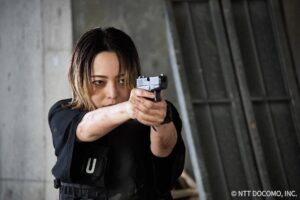 Licaxxx Instagram - #Lemino オリジナルドラマ「さらば、銃よ　警視庁特別銃装班」第5話、無料配信開始！

ドラマも折り返し。
第5話は銃撃、爆破、そういう回です。予告のあのシーンが出てきます、私の三白眼もたのしめますよ。

#さらば銃よ