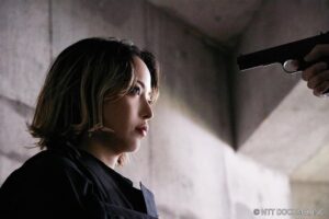 Licaxxx Instagram - #Lemino オリジナルドラマ「さらば、銃よ　警視庁特別銃装班」第5話、無料配信開始！

ドラマも折り返し。
第5話は銃撃、爆破、そういう回です。予告のあのシーンが出てきます、私の三白眼もたのしめますよ。

#さらば銃よ